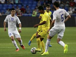 Gio no se atrevió a decir que la eliminatoria estaba finiquitada, a pesar de la diferencia de goles. EFE /