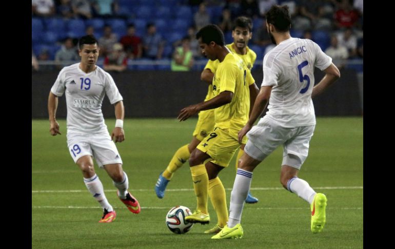 Gio no se atrevió a decir que la eliminatoria estaba finiquitada, a pesar de la diferencia de goles. EFE /