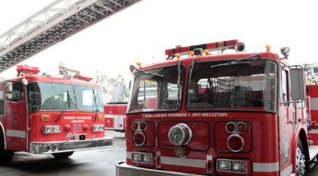 La ciudad hermana de Guadalajara, Portland, dona dos vehículos a los bomberos, un camión escala y una motobomba. ESPECIAL /