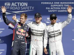 Nico Rosberg (c) logra la ''pole position'' en el GP de Bélgica, es seguido por Lewis Hamilton (d) y Sebastian Vettel (i). AP /