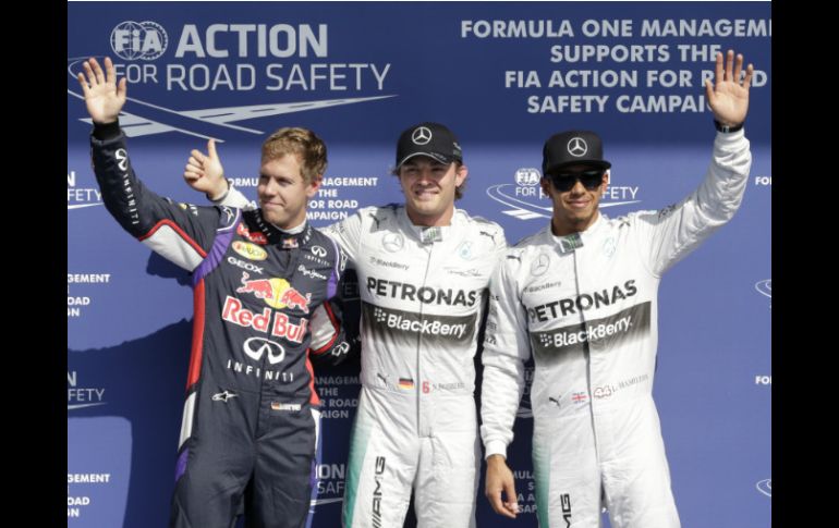 Nico Rosberg (c) logra la ''pole position'' en el GP de Bélgica, es seguido por Lewis Hamilton (d) y Sebastian Vettel (i). AP /