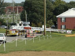 El camión, y su escalera, permanecen en el campus de la Campbellsville University luego del accidente. AP /