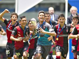 Los jugadores de Atlas celebran luego de recibir el trofeo de campeones. MEXSPORT /