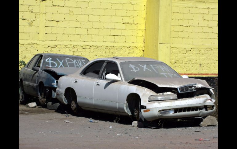 Los autos deben tener 90 días mínimo en el mismo lugar para que se puedan acreditar en estado de abandono. ARCHIVO /