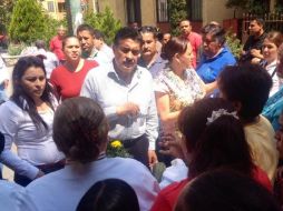 Ramiro Hernández se comprometió a mejorar la seguridad y el alumbrado en la colonia.@ramirohdezg ESPECIAL /