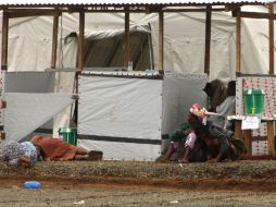 En África los infectados con ébola continúan, aquí los pacientes esperan pasar al consultorio médico en Monrovia, Liberia. AFP /
