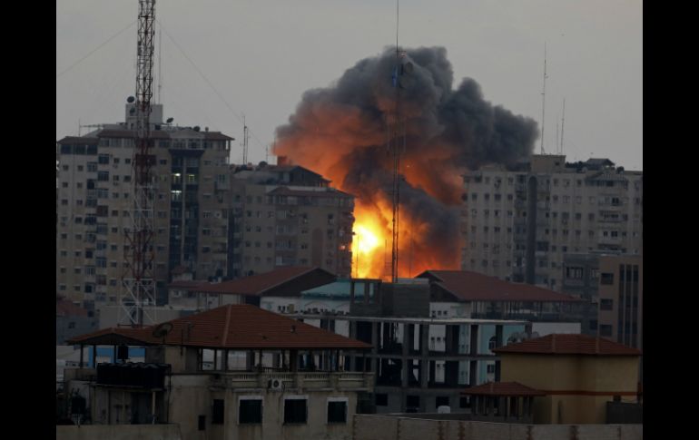 Aspecto de una explosión en una torre de departamentos en Gaza. AP /