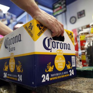 Distribuidora en EU de cerveza Corona retira lote de botellas
