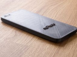 El noPhone cuenta con un diseño y peso parecido al iPhone. ESPECIAL /