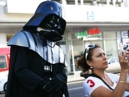 Mientras tomas fotos a los edificios, personajes como Darth Vader podrían estar por ahí.  /