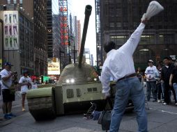 Manifestantes recrean una escena del atentado ocurrido en la plaza de Tiananmen. ARCHIVO /
