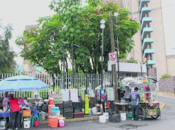 Ambulantes comercian junto a la entrada del Hospital Civil 'Dr. Juan I. Menchaca', ante la indiferencia de las autoridades.  /