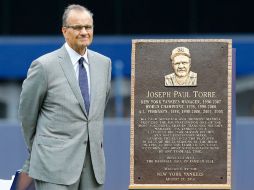 Joe Torre posa al lado de la placa que lo consagra en el Parque de las Leyendas. AFP /