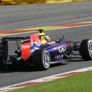 Ricciardo gana en Bélgica; 'Checo', noveno