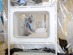 El paciente será internado en régimen de aislamiento en un hospital de Londres. AFP /