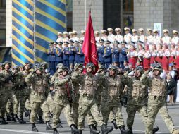 Ciudadanos presencian el desfile de la Independencia en Kiev, la cual estaba a manos de prorrusos hasta hace unas semanas. EFE /