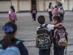 Varios padres de familia aseguran que han querido pedirles dinero a cambio de la entrega de los apoyos escolares. ARCHIVO /