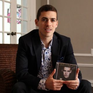 David Cavazos, un rockero romántico en 'Rock of Ages'