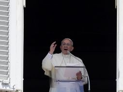 El Papa Franciso rezó frente a miles de personas congregadas en la Plaza de San Pedro. AP /