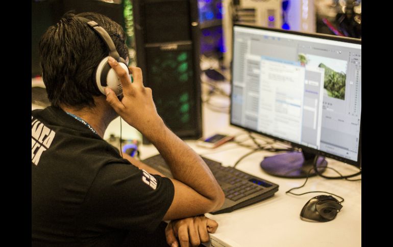 Los mexicanos se inclinan cada vez más por los contenidos online sobre los televisados. ARCHIVO /