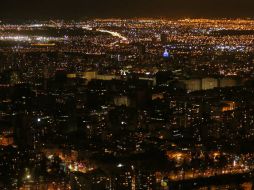 Varias comunas de Santiago se observan sin energía eléctrica después del fuerte sismo. EFE /