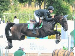 Garza,a lomos de 'Seagull', completó su recorrido en la fase de desempate con el mejor tiempo: 41.05 segundos y sin penalizaciones.  /