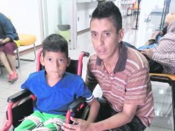 Rojinegros afortunados. Padre e hijo se dijeron contentos con el paso de su equipo.  /