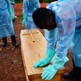 Muere por ébola médico liberiano tratado con suero experimental