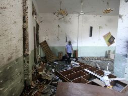 Un hombre inspecciona los restos de un atentado suicida en el interior de una mezquita chiíta en Bagdad. La violencia no cesa. EFE /