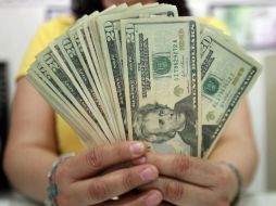 El tipo de cambio para solventar obligaciones en moneda extranjera pagaderas en el país es de 13.1328 pesos. ARCHIVO /