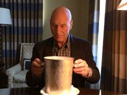 Stewart cumple el reto de la 'cubeta helada', pero permanece callado en todo el clip. Foto: @SirPatStew. ESPECIAL /