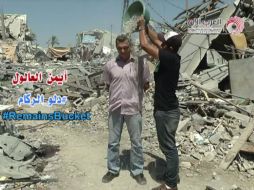 El reportero se vacía una cubeta con escombro. ESPECIAL /