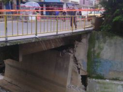 Los vecinos de la zona exigen información sobre el riesgo de desplome y alternativas viales para comunicar a esta comunidad. SUN /