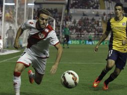 El defensa del Rayo Vallecano, Quini Marín (i) con el balón ante el delantero mexicano del Atlético de Madrid, Raúl Jiménez (d). EFE /