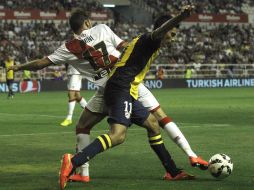 El defensa del Vallecano Quini Marín (i) disputa el balón con el delantero del Atlético de Madrid, Raúl Jiménez. EFE /