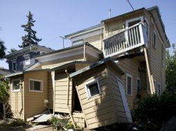 Más de 200 casas se consideran inseguras y se esperan más replicas menores de magnitud tres. EFE /