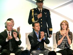 Jerry Brown, el Presidente Enrique Peña Nieto y su esposa Angélica Rivera. AP /
