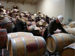 El movimiento telúrico del pasado fin de semana volcó las botellas y los barriles de vino. AFP /