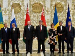 Poroshenko (c-d) llega a Minsk para reunirse con representantes de la Unión Europea. AFP /