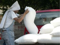 Según la SE, se buscarán mercados alternos para colocar 1.7 millones de toneladas y se frenaría el ingreso de fructosa de EU. ARCHIVO /