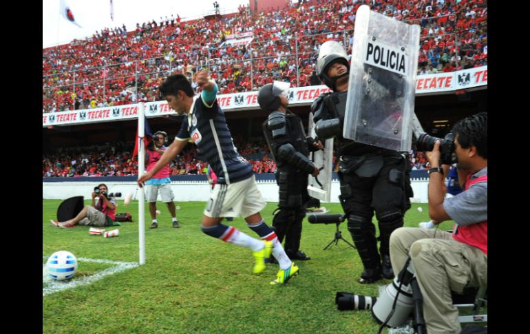 La afición veracruzana arrojó objetos desde la tribuna a Reyna y éste respondió con un gesto obsceno. MEXSPORT /