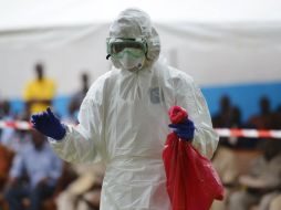 La enorme carga del brote sobre el personal de salud tiene consecuencias sobre la capacidad de controlar el mal. AFP /