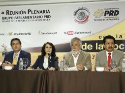 La fracción parlamentaria del PRD en el Senado respalda a Miguel Barbosa para que presida la mesa directiva de la Cámara Alta. NTX /