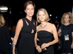 Por primera vez, Jodie Foster se muestra en público con su esposa Alexandra Hedison. AP /