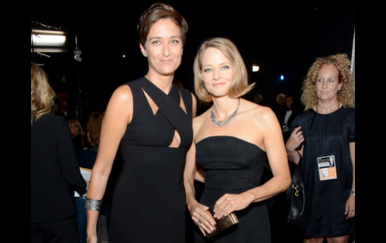 Por primera vez, Jodie Foster se muestra en público con su esposa Alexandra Hedison. AP /