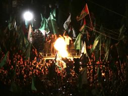 Cientos de palestinos salen a las calles a celebrar con disparos al aire. EFE /