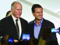 Enrique Peña Nieto (d) junto al gobernador de California, Jerry Brown (i). EFE /