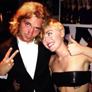 Policía busca a acompañante de Miley Cyrus