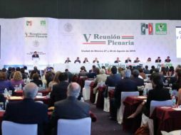 El titular de la Segob, en la reunión plenaria de las bancadas del PRI y PVEM. Foto: ‏@osoriochong. ESPECIAL /