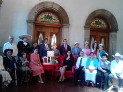 Ramiro Hernández menciona que el adulto mayor es el mejor modelo de voluntad y gozo de la vida. Tomada de @ramirohdezg. ESPECIAL /